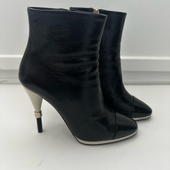 CHANEL CC Karl Lagerfeld Black Captoe Patent Ankle Heel Booties Boots 38 - Picture 2 of 10